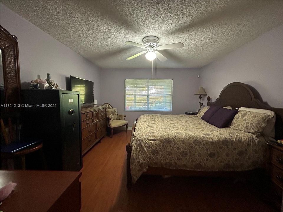 Active With Contract: $259,900 (2 beds, 2 baths, 920 Square Feet)