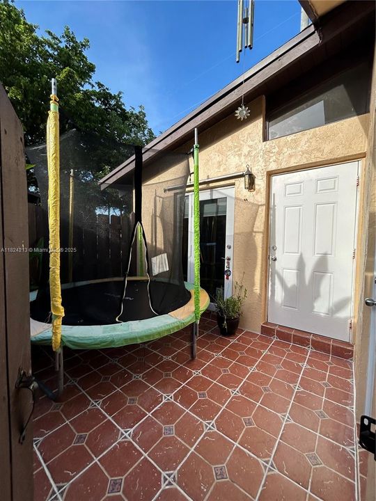 Active With Contract: $259,900 (2 beds, 2 baths, 920 Square Feet)