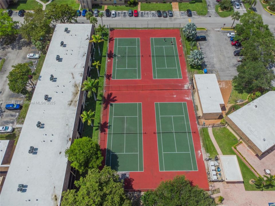 Active With Contract: $259,900 (2 beds, 2 baths, 920 Square Feet)