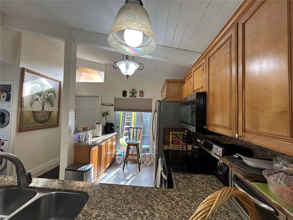 Active With Contract: $259,900 (2 beds, 2 baths, 920 Square Feet)