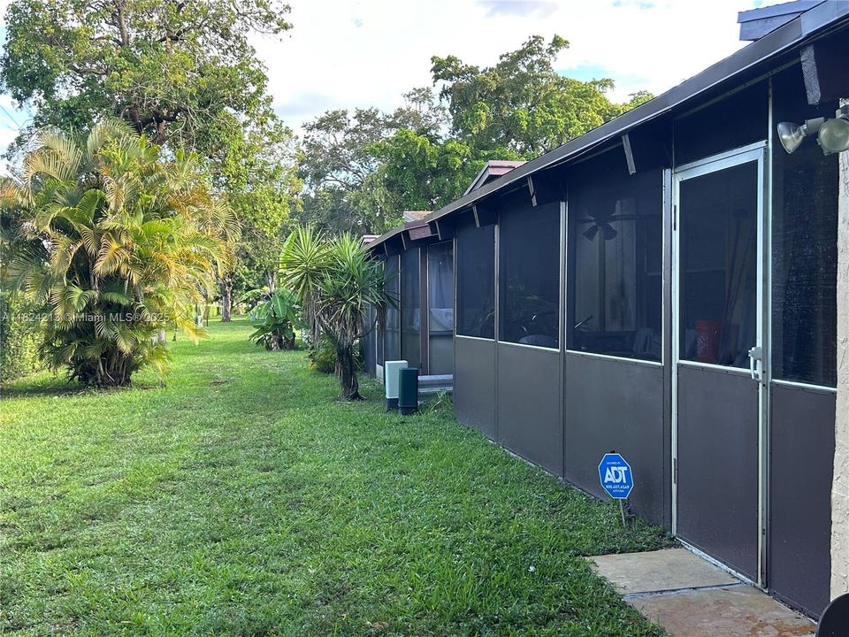 Active With Contract: $259,900 (2 beds, 2 baths, 920 Square Feet)