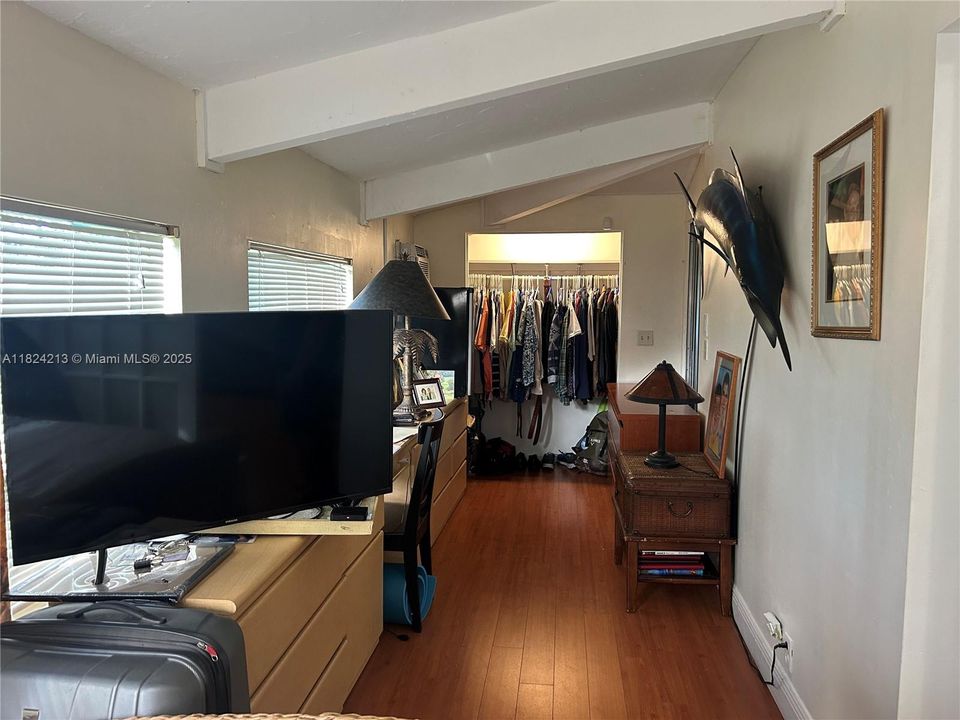 Active With Contract: $259,900 (2 beds, 2 baths, 920 Square Feet)