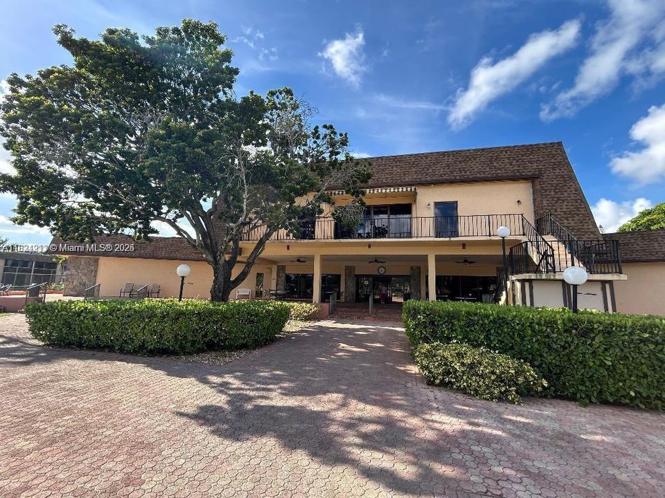 Active With Contract: $259,900 (2 beds, 2 baths, 920 Square Feet)