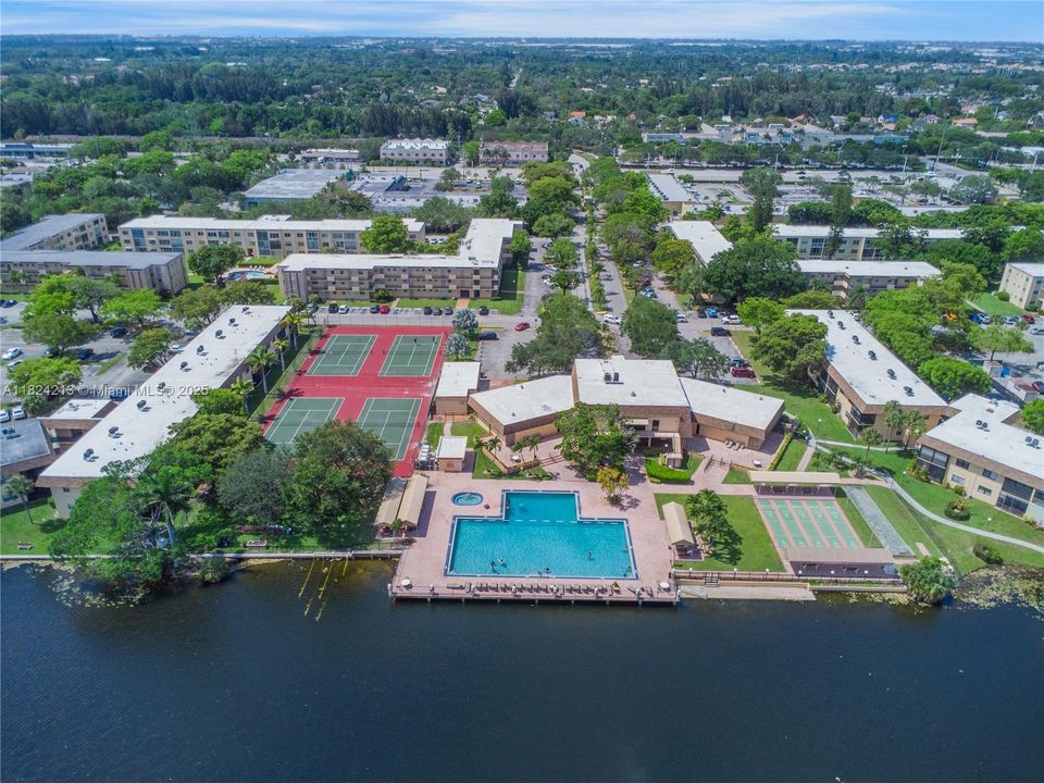 Active With Contract: $259,900 (2 beds, 2 baths, 920 Square Feet)