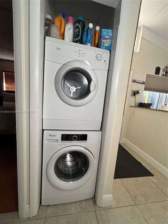 Active With Contract: $259,900 (2 beds, 2 baths, 920 Square Feet)