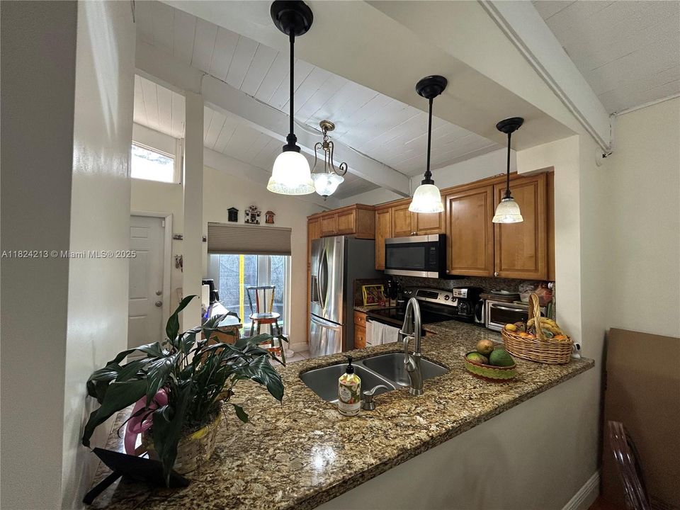 Active With Contract: $259,900 (2 beds, 2 baths, 920 Square Feet)