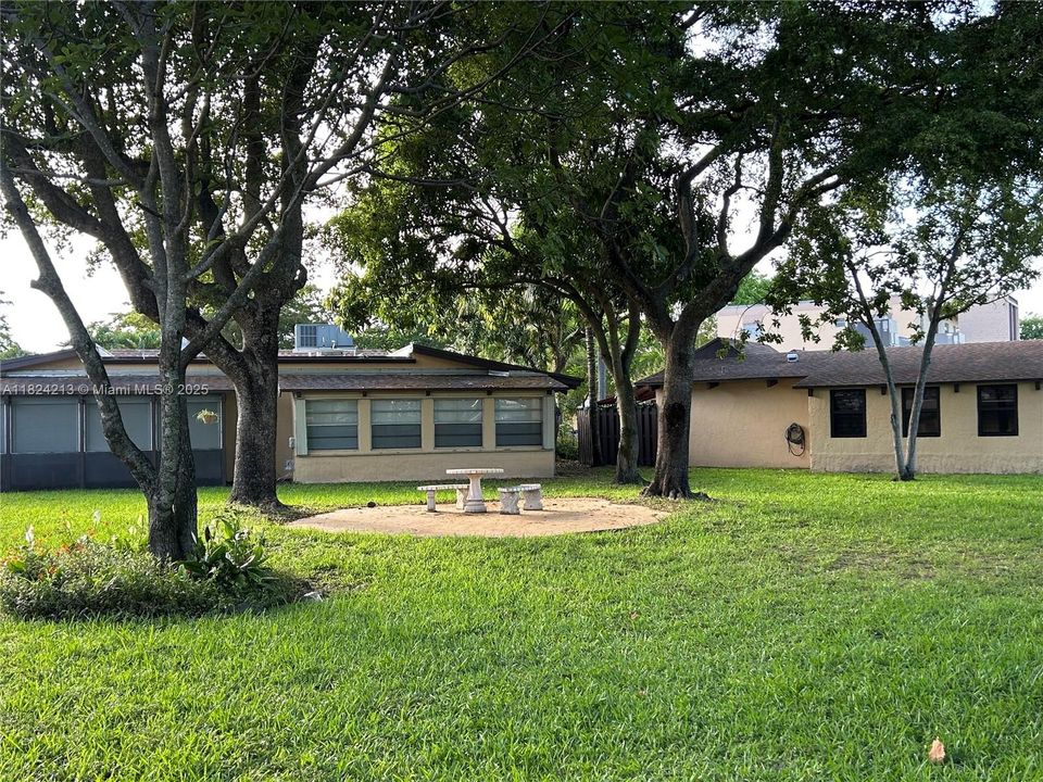 Active With Contract: $259,900 (2 beds, 2 baths, 920 Square Feet)