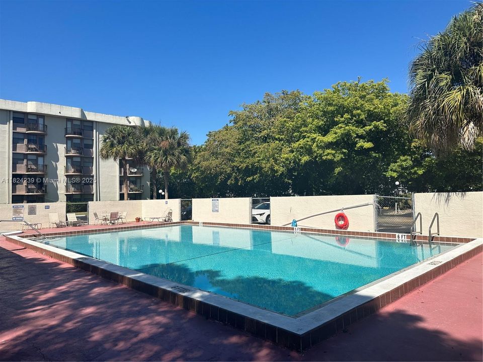 Под контрактом: $1,400 (1 спален, 1 ванн, 619 Квадратных фут)