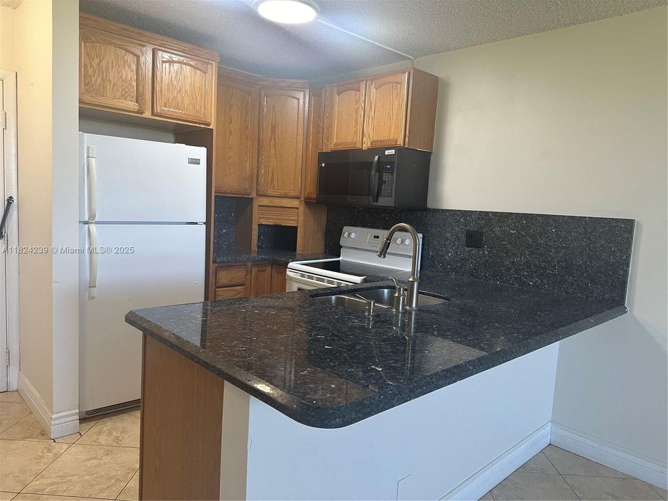 Под контрактом: $1,400 (1 спален, 1 ванн, 619 Квадратных фут)