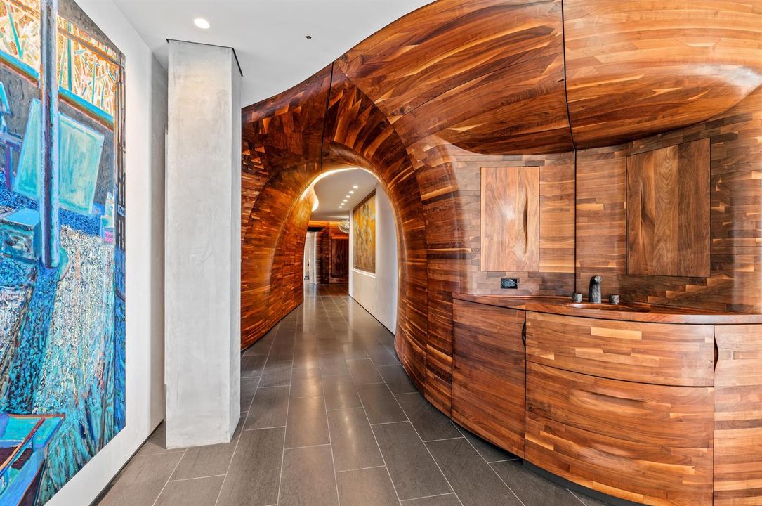 mls_HALLWAY_LOOKING_IN_DT