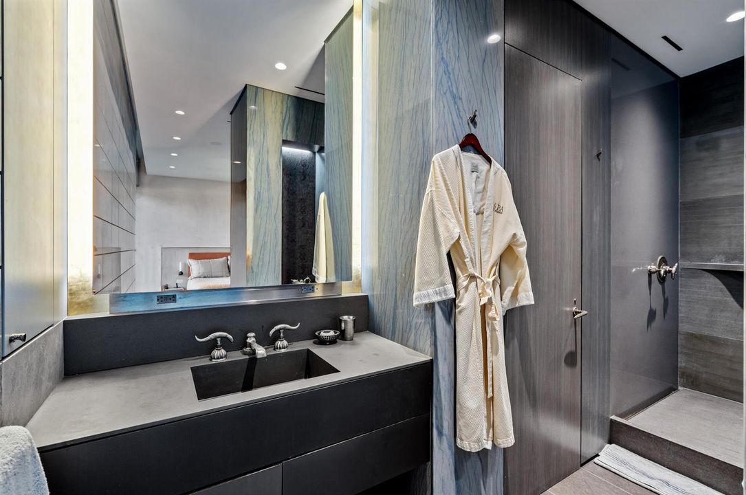 mls_BATHROOM_2_VANITY_DT