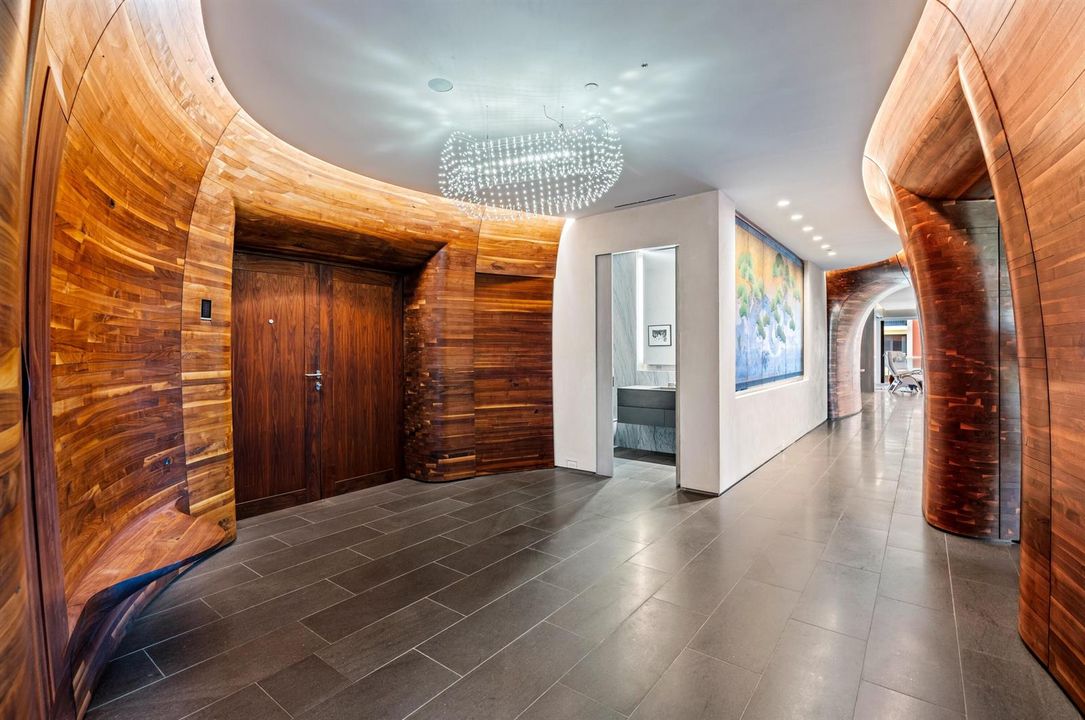 mls_FOYER_ANGLE_DT