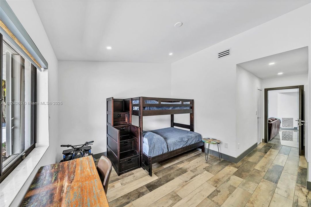 Vendido Recientemente: $3,600,000 (7 camas, 5 baños, 4755 Pies cuadrados)