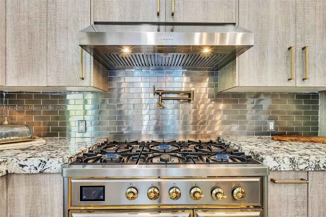 Vendido Recientemente: $3,600,000 (7 camas, 5 baños, 4755 Pies cuadrados)