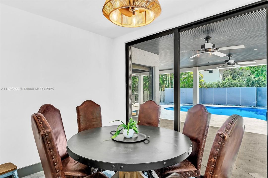 Vendido Recientemente: $3,600,000 (7 camas, 5 baños, 4755 Pies cuadrados)