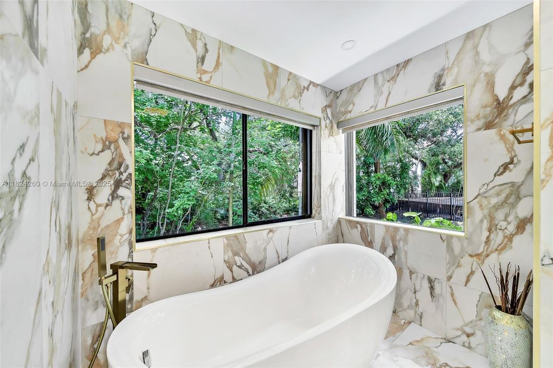 Vendido Recientemente: $3,600,000 (7 camas, 5 baños, 4755 Pies cuadrados)