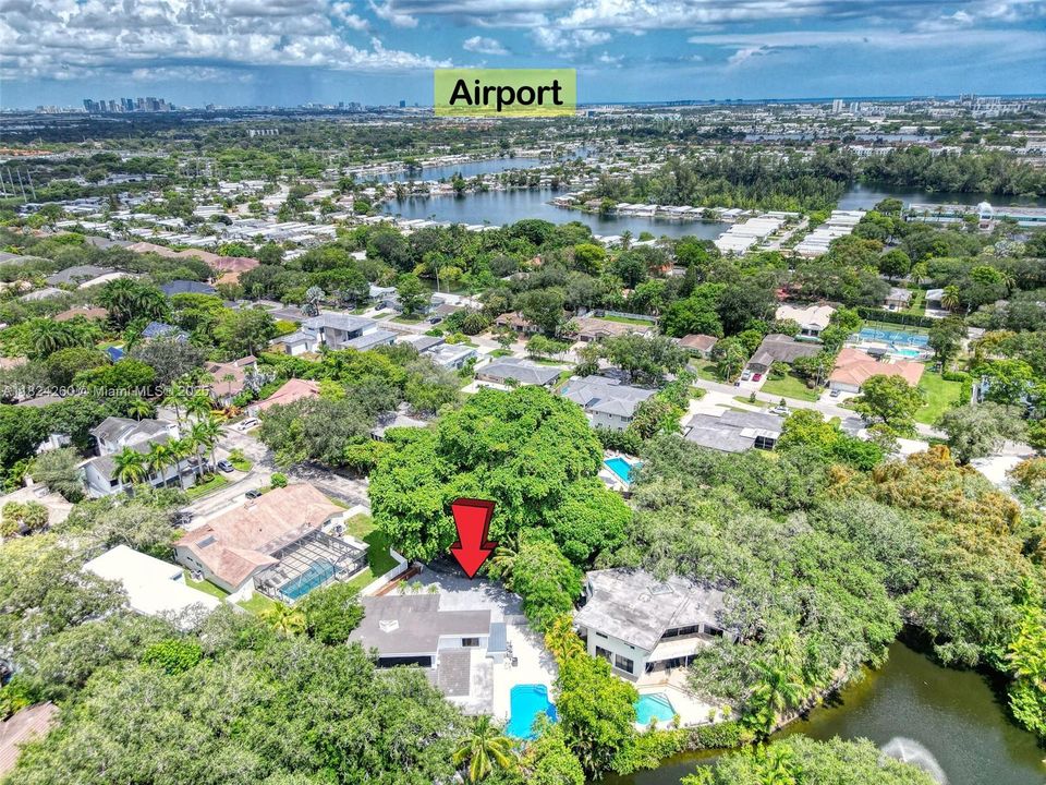 Vendido Recientemente: $3,600,000 (7 camas, 5 baños, 4755 Pies cuadrados)