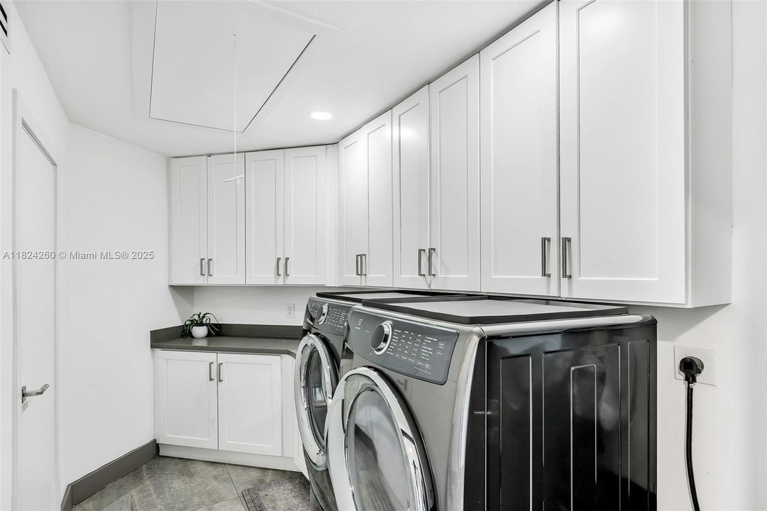 Vendido Recientemente: $3,600,000 (7 camas, 5 baños, 4755 Pies cuadrados)