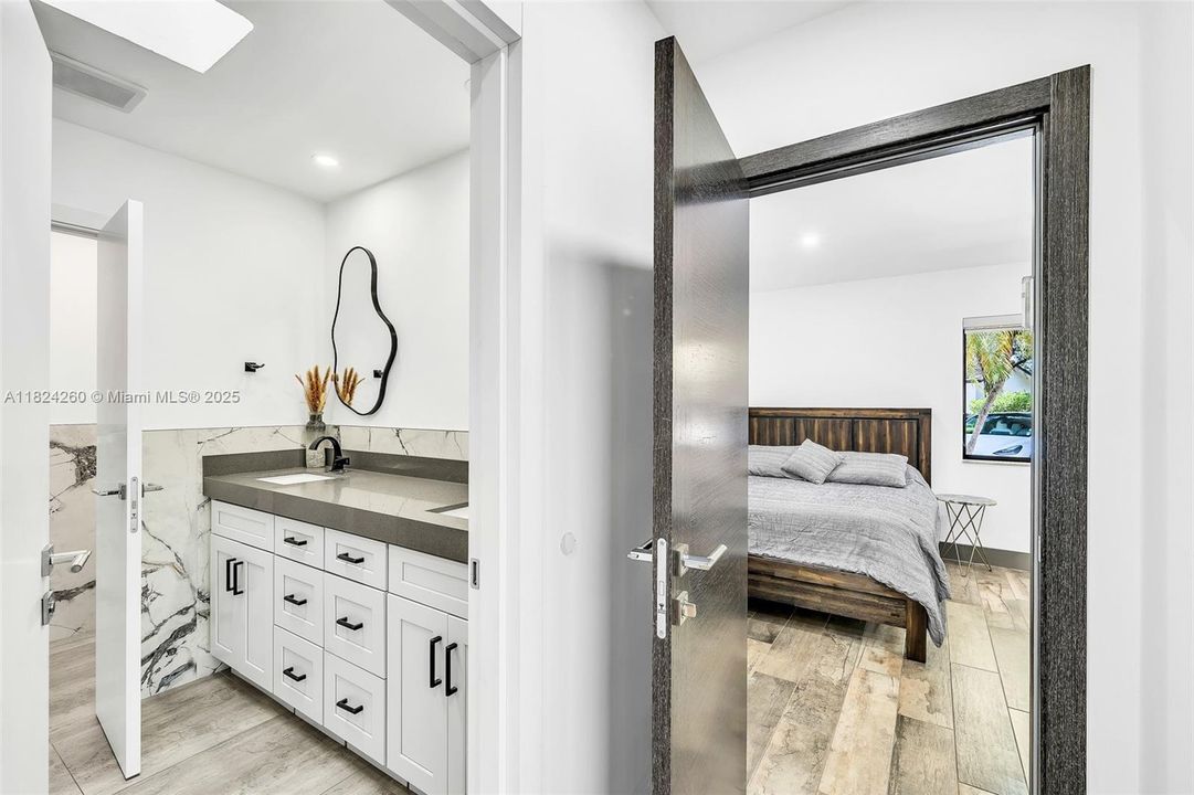 Vendido Recientemente: $3,600,000 (7 camas, 5 baños, 4755 Pies cuadrados)