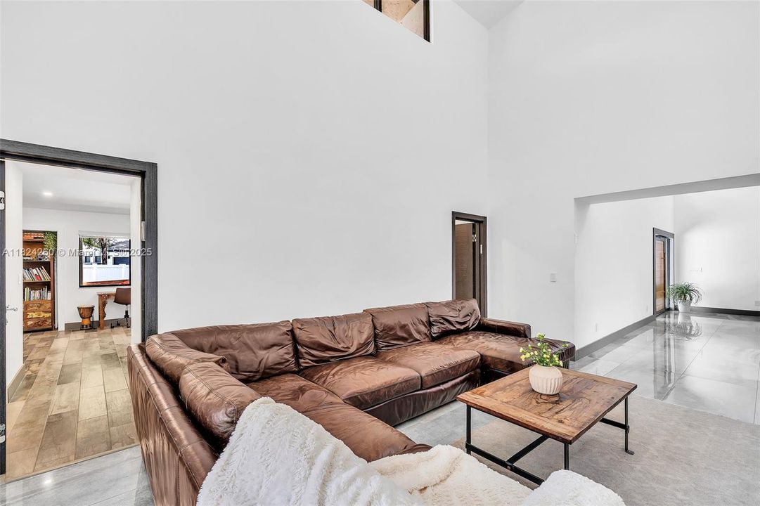 Vendido Recientemente: $3,600,000 (7 camas, 5 baños, 4755 Pies cuadrados)