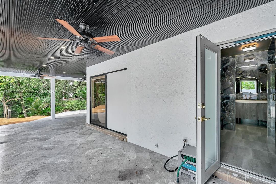 Vendido Recientemente: $3,600,000 (7 camas, 5 baños, 4755 Pies cuadrados)