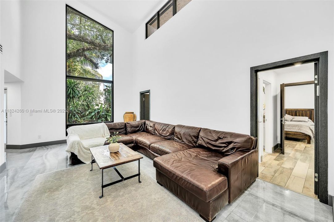 Vendido Recientemente: $3,600,000 (7 camas, 5 baños, 4755 Pies cuadrados)