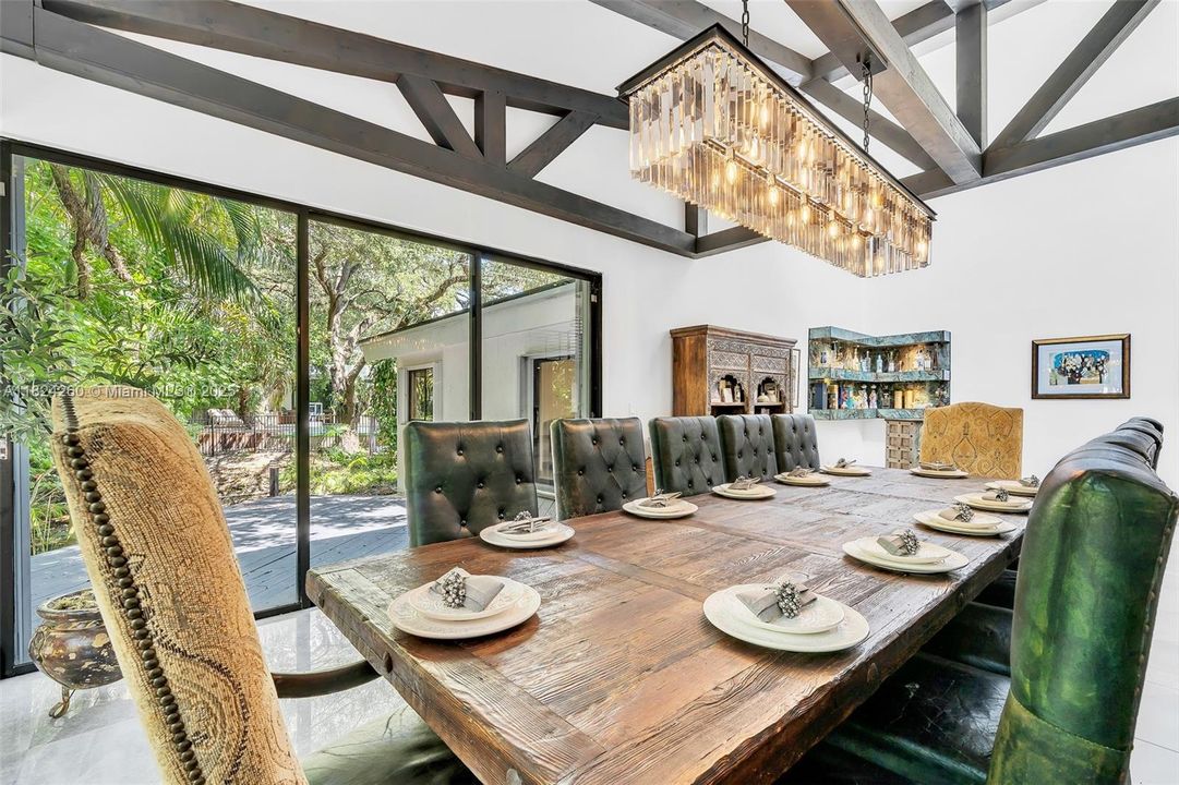 Vendido Recientemente: $3,600,000 (7 camas, 5 baños, 4755 Pies cuadrados)