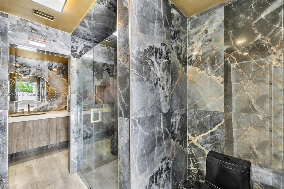 Vendido Recientemente: $3,600,000 (7 camas, 5 baños, 4755 Pies cuadrados)