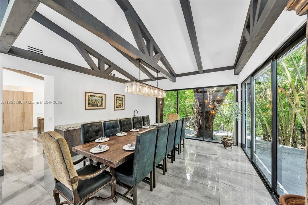 Vendido Recientemente: $3,600,000 (7 camas, 5 baños, 4755 Pies cuadrados)