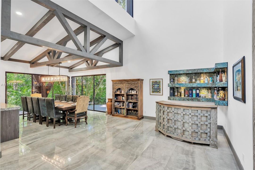 Vendido Recientemente: $3,600,000 (7 camas, 5 baños, 4755 Pies cuadrados)