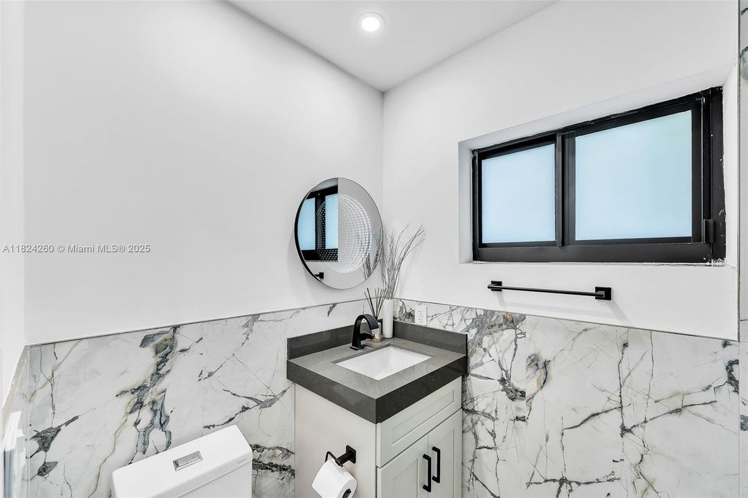 Vendido Recientemente: $3,600,000 (7 camas, 5 baños, 4755 Pies cuadrados)