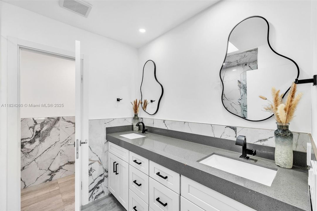 Vendido Recientemente: $3,600,000 (7 camas, 5 baños, 4755 Pies cuadrados)