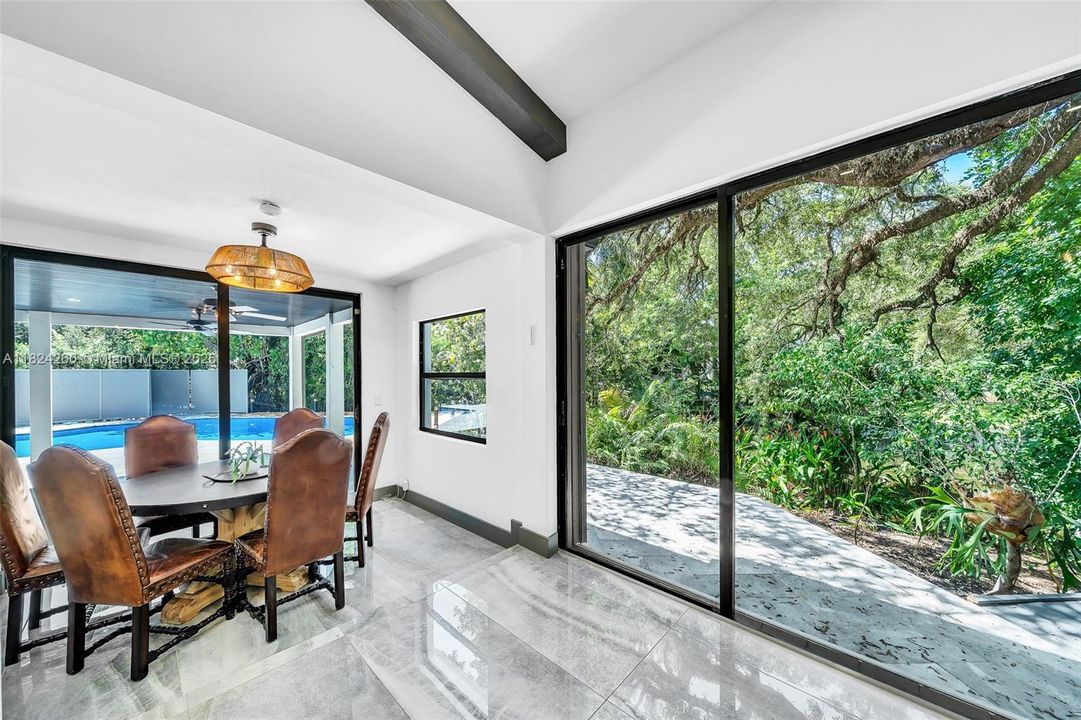 Vendido Recientemente: $3,600,000 (7 camas, 5 baños, 4755 Pies cuadrados)