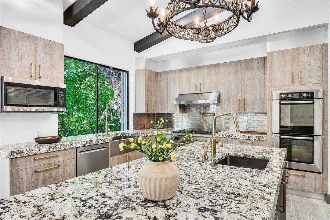 Vendido Recientemente: $3,600,000 (7 camas, 5 baños, 4755 Pies cuadrados)