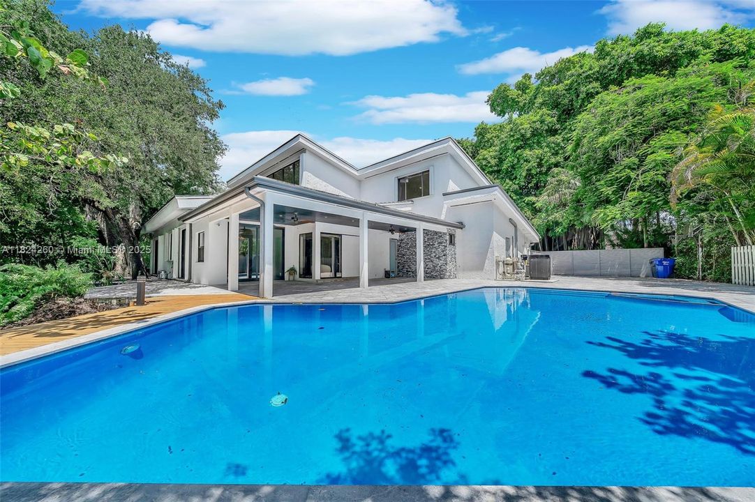 Vendido Recientemente: $3,600,000 (7 camas, 5 baños, 4755 Pies cuadrados)