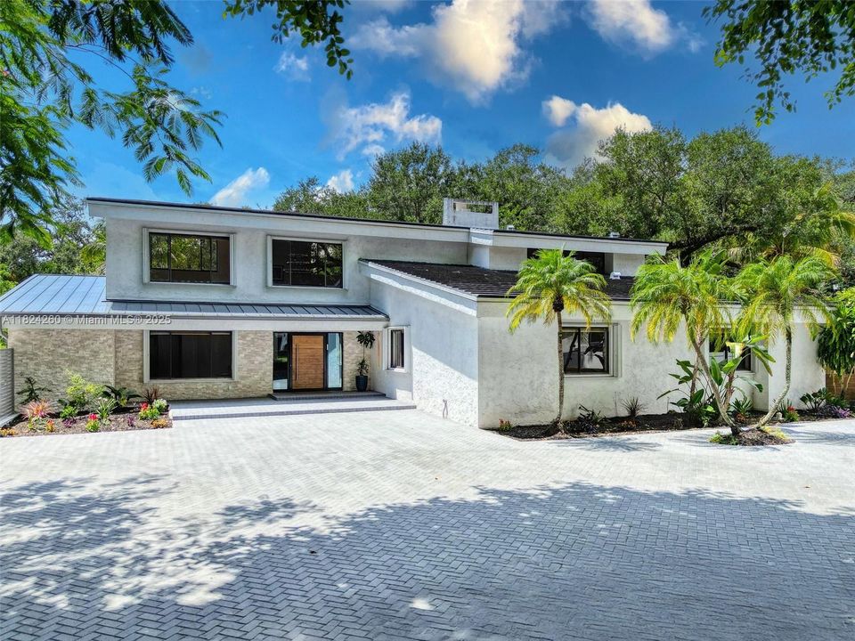 Vendido Recientemente: $3,600,000 (7 camas, 5 baños, 4755 Pies cuadrados)