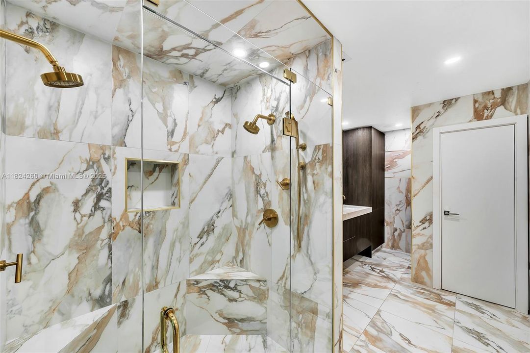 Vendido Recientemente: $3,600,000 (7 camas, 5 baños, 4755 Pies cuadrados)