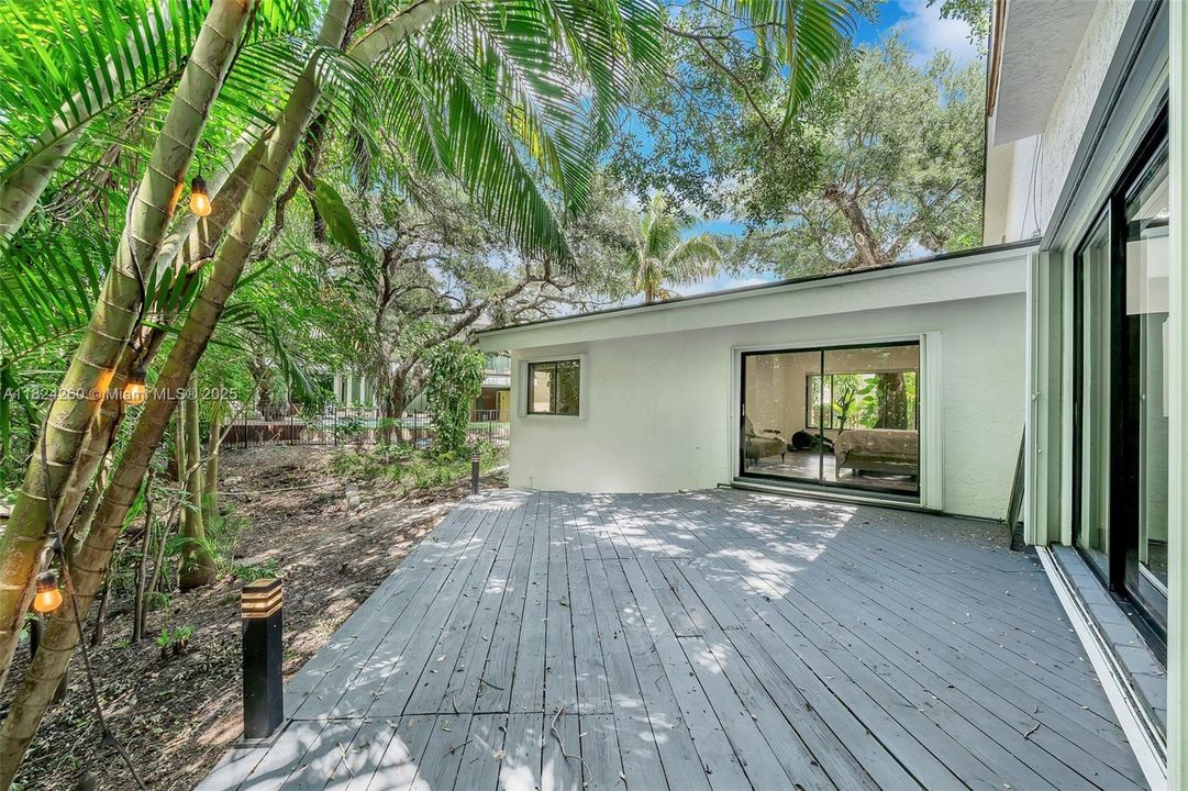 Vendido Recientemente: $3,600,000 (7 camas, 5 baños, 4755 Pies cuadrados)