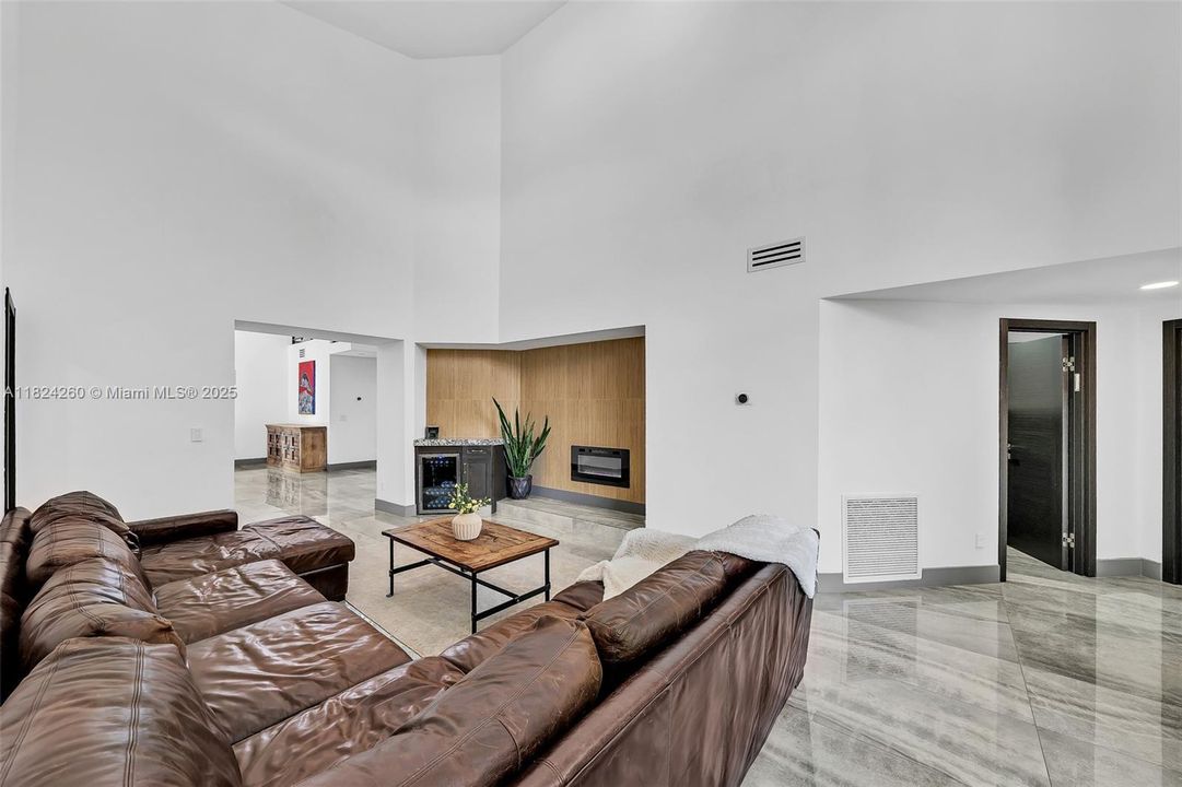 Vendido Recientemente: $3,600,000 (7 camas, 5 baños, 4755 Pies cuadrados)