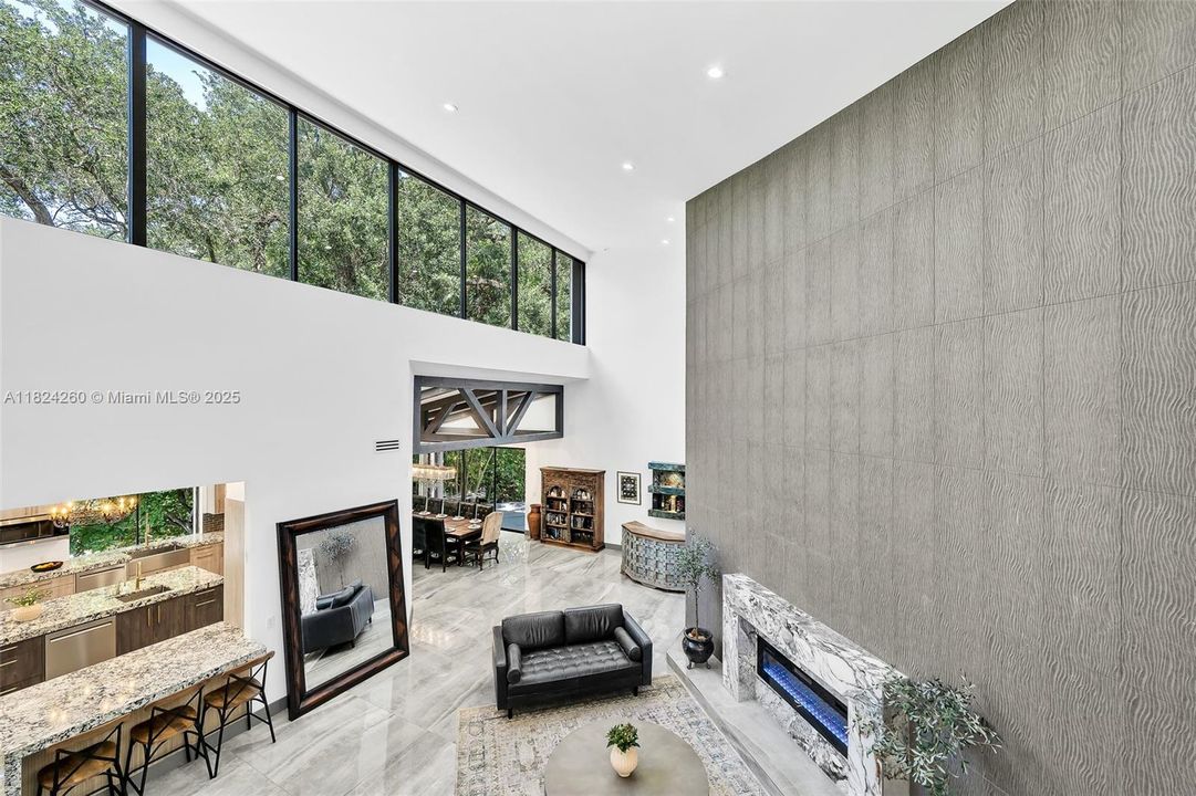 Vendido Recientemente: $3,600,000 (7 camas, 5 baños, 4755 Pies cuadrados)