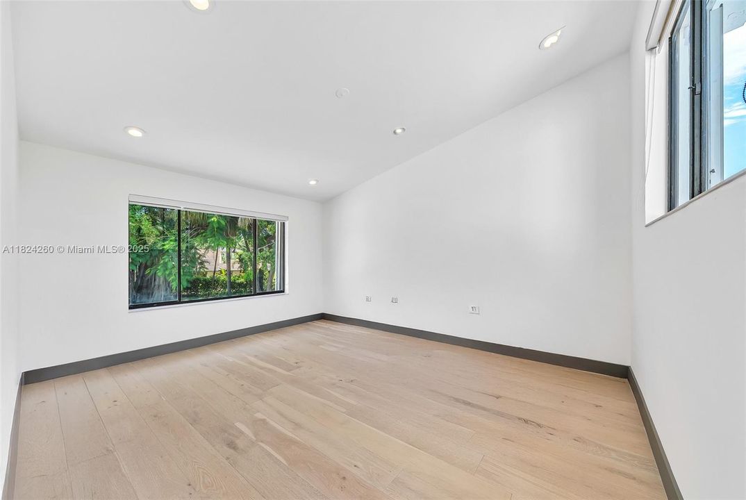 Vendido Recientemente: $3,600,000 (7 camas, 5 baños, 4755 Pies cuadrados)