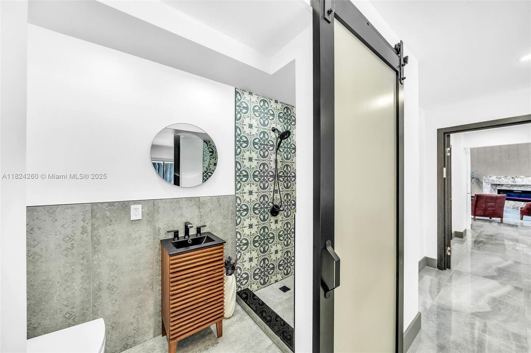 Vendido Recientemente: $3,600,000 (7 camas, 5 baños, 4755 Pies cuadrados)