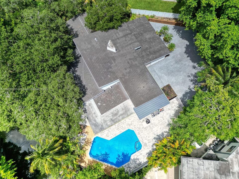 Vendido Recientemente: $3,600,000 (7 camas, 5 baños, 4755 Pies cuadrados)