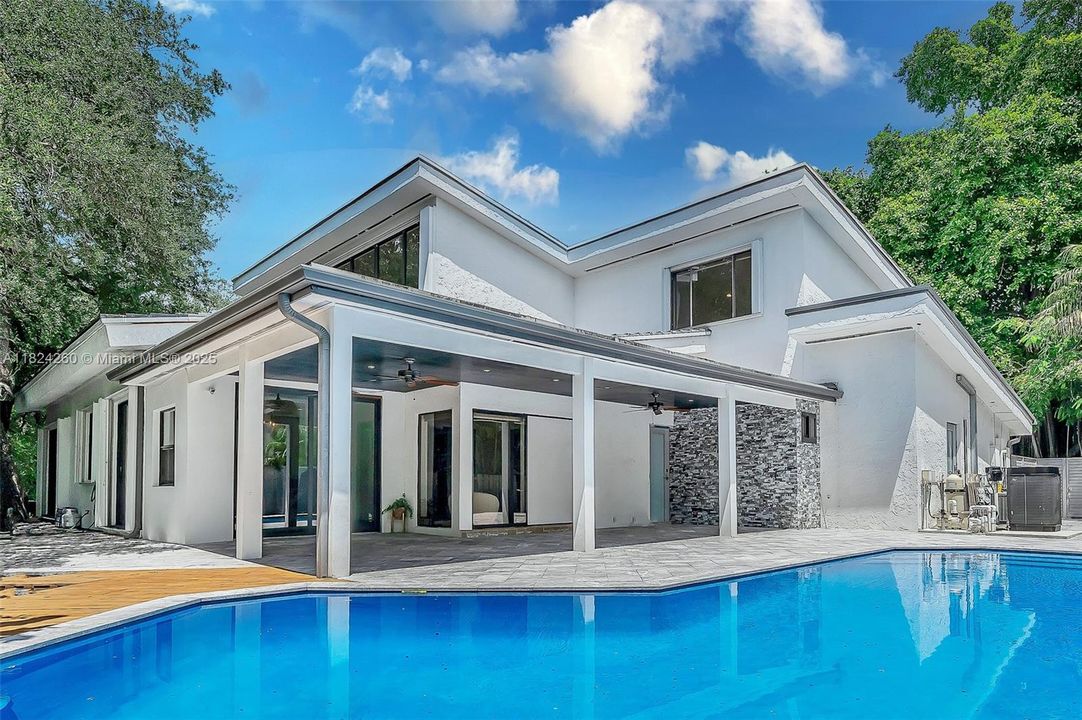 Vendido Recientemente: $3,600,000 (7 camas, 5 baños, 4755 Pies cuadrados)