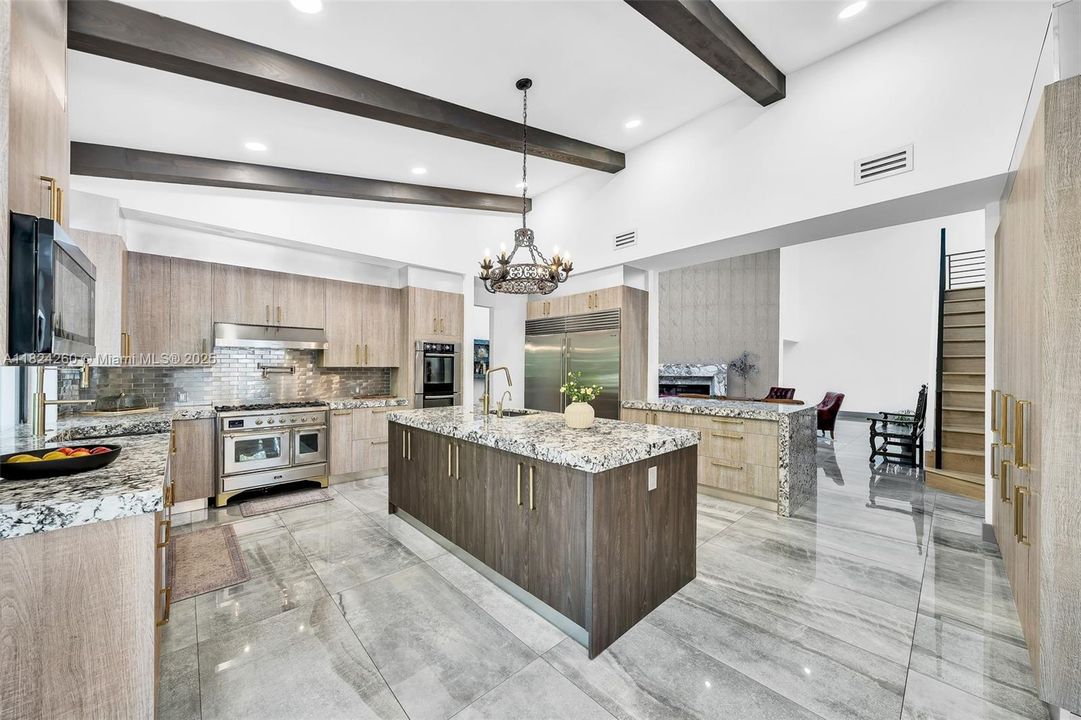 Vendido Recientemente: $3,600,000 (7 camas, 5 baños, 4755 Pies cuadrados)