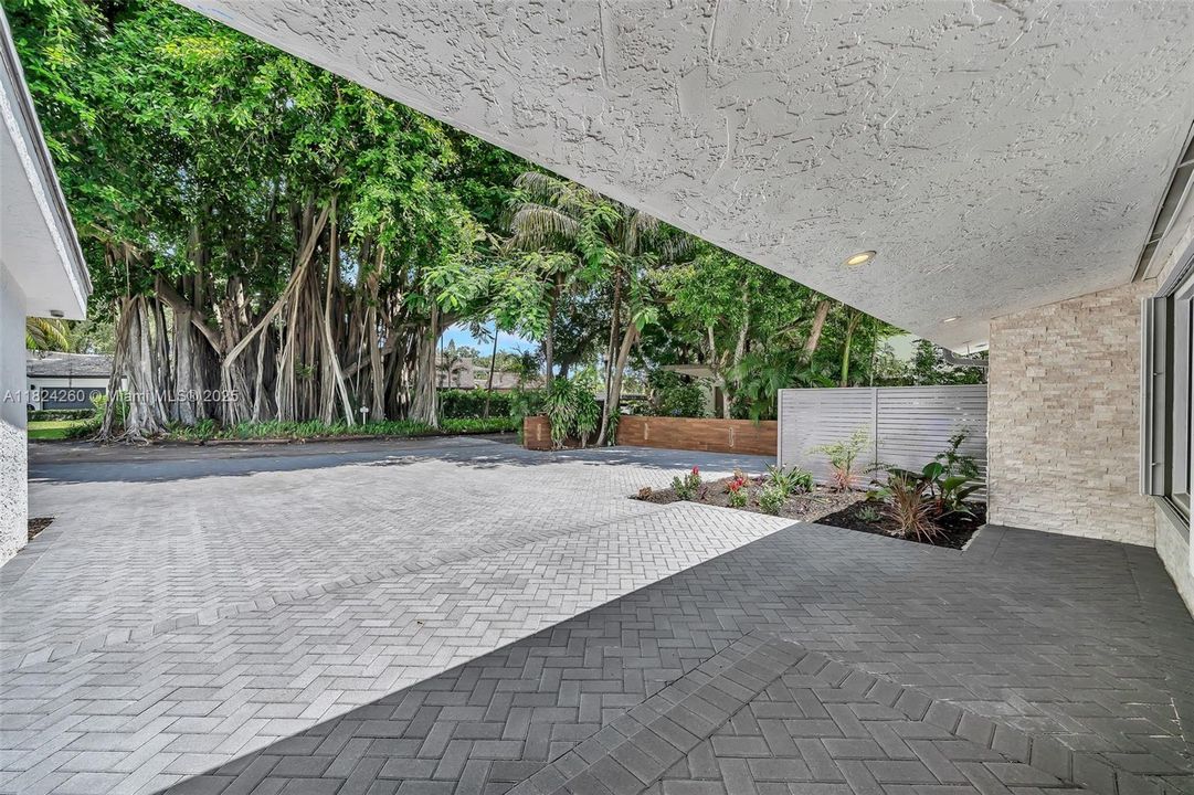 Vendido Recientemente: $3,600,000 (7 camas, 5 baños, 4755 Pies cuadrados)