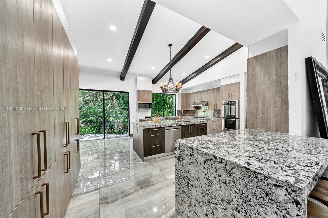 Vendido Recientemente: $3,600,000 (7 camas, 5 baños, 4755 Pies cuadrados)