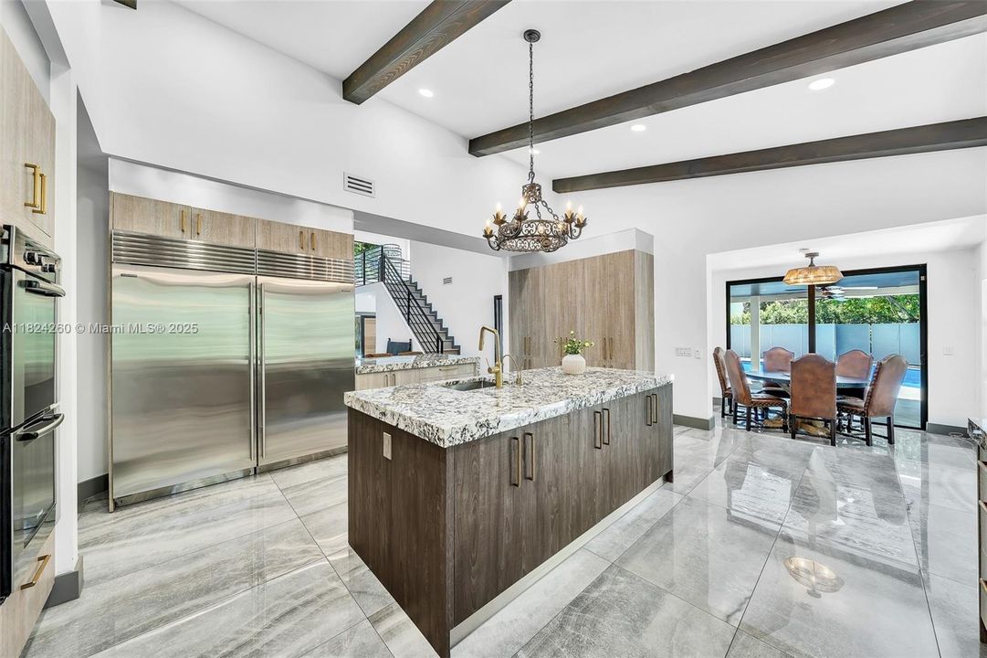 Vendido Recientemente: $3,600,000 (7 camas, 5 baños, 4755 Pies cuadrados)