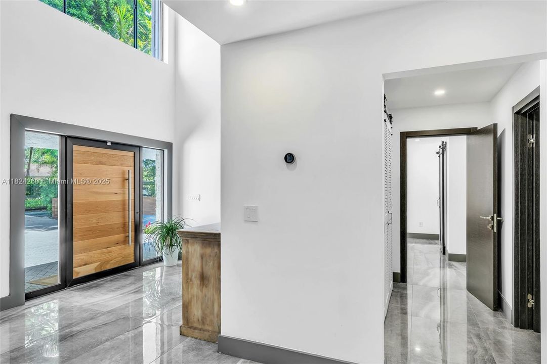 Vendido Recientemente: $3,600,000 (7 camas, 5 baños, 4755 Pies cuadrados)