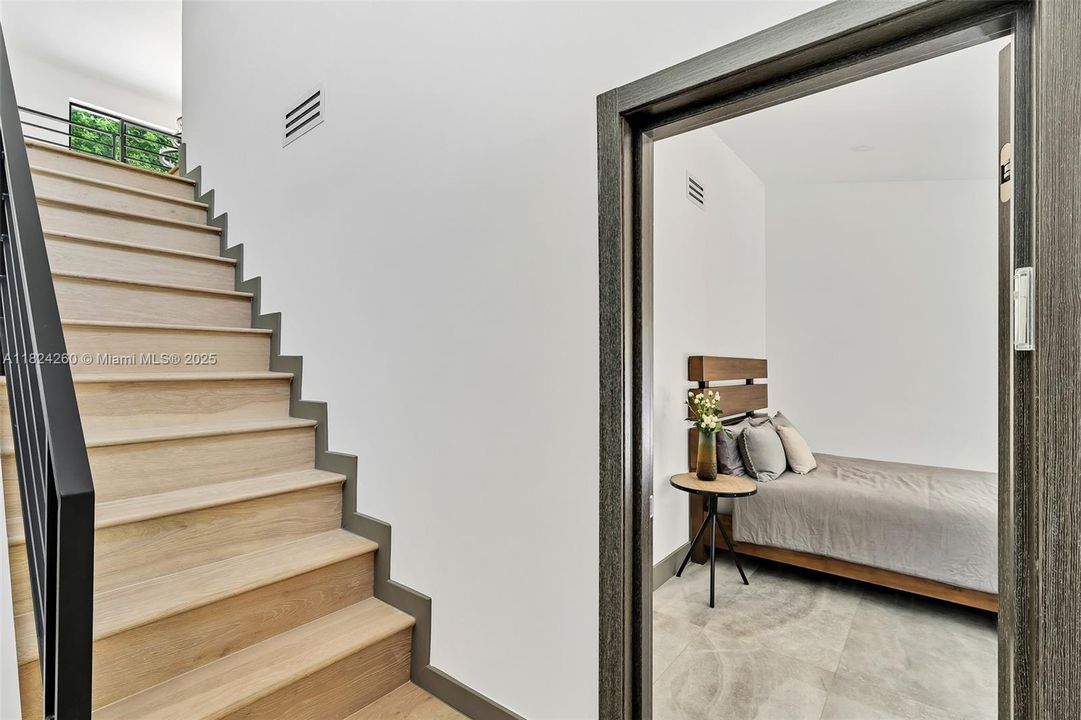 Vendido Recientemente: $3,600,000 (7 camas, 5 baños, 4755 Pies cuadrados)